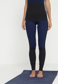 Marinblå och svarta leggings-set med figurnära design; slätt, stretchigt tyg; hög midja; enhetlig färg med kontrasterande sidopaneler.