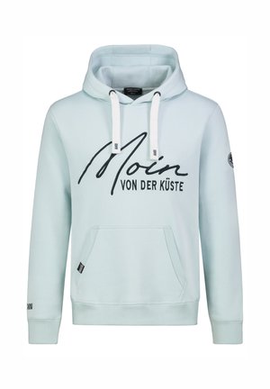 Hellblauer Kapuzenpullover mit Fronttasche, weißen Kordeln und schwarzem Text "Moin von der Küste" auf der Brust gedruckt.