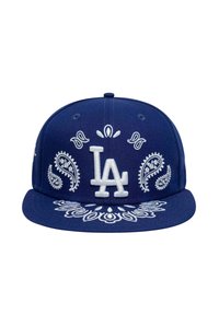 Cappellino snapback blu navy con ricamo bianco paisley e floreale, con un prominente logo "LA" bianco sul pannello frontale.