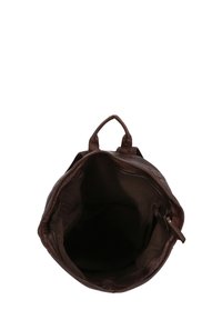 Brązowy skórzany plecak z górnym uchwytem i zamkiem błyskawicznym. Wnętrze wyłożone ciemną tkaniną, posiada przestronną komorę do przechowywania.