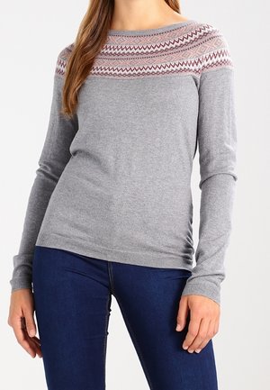 Harmaa neulepusero, jossa pitkät hihat ja kuvioitu yläosa tummanpunaisena ja valkoisena. Pehmeä kangas ja vartalonmyötäinen malli, jossa resorit hihansuissa ja helmassa.