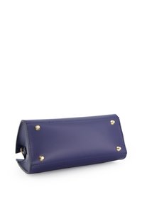 Mørkeblå læder clutch med en struktureret, trekantet design, gyldne hardware-detaljer og en glat overflade. Har fire gyldne nitter på bunden.
