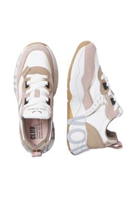 Sneaker sportive con una combinazione di colori bianco e rosa chiaro, realizzate in materiali scamosciati e in mesh, con suole spesse e dettagli di branding in evidenza.