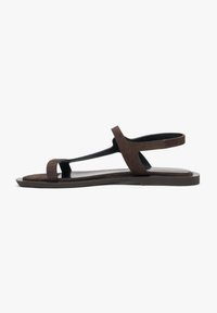 Bruine suède sandalen met een platte zool, voorzien van twee voorbanden en een enkelband voor ondersteuning, een minimalistisch ontwerp en een gladde textuur.