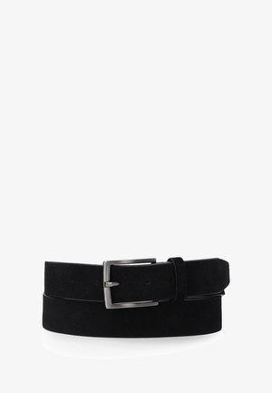 Černý semišový kožený pásek se stříbrnou obdélníkovou přezkou, stočený na bílém pozadí.