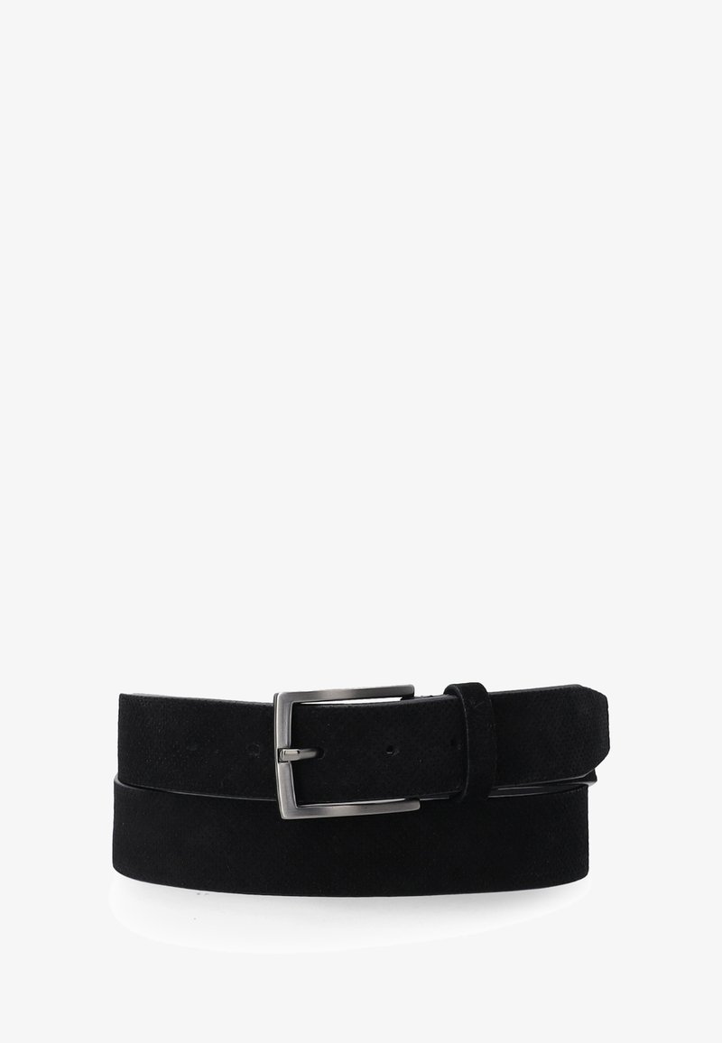 Czarny pasek ze skóry zamszowej ze srebrną prostokątną klamrą, zwinięty na białym tle.