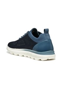 Sneaker in rete blu e navy con un design testurizzato, dotate di una suola in gomma resistente e un tallone in pelle liscia a contrasto.
