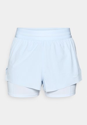 Helle blaue Sportshorts mit gestaffeltem Design, elastischem Bund und Innenhose. Mit Nike-Logo auf der unteren rechten Seite.