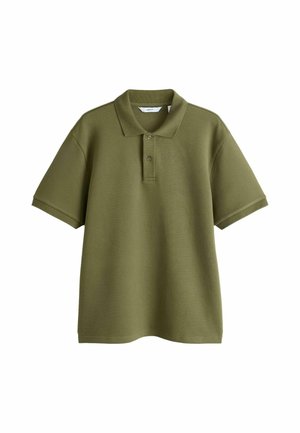 Polo vert olive à manches courtes avec col et patte de boutonnage à deux boutons, présenté sur un fond blanc uni.