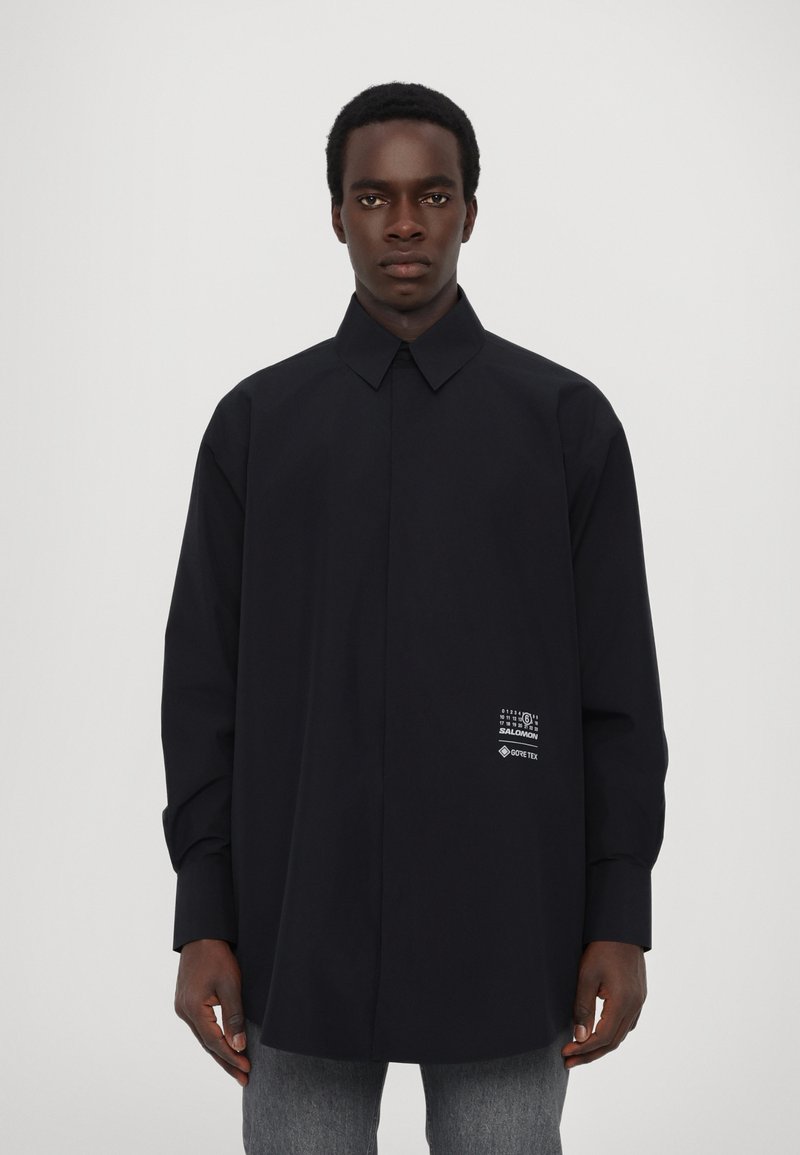 MM6 Maison Margiela c GORE LONG-SLEEVED  - Kratek plašč - deep black