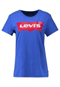 Blå bomullströja med en stor röd Levi's-logotyp på framsidan, rund halsringning och korta ärmar.