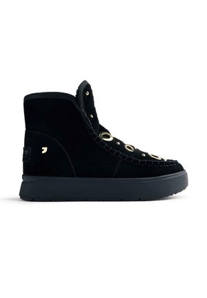 Baskets montantes en suede noir avec semelle épaisse noire, œillets dorés et détails tressés sur le devant. Logo discret sur le côté.