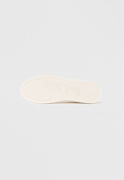 Svetlo béžová gumová podrážka s názorným vzorom rybej kosti a vystúpeným logom "PS"; hladká textúra s zaoblenými hranami.