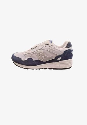 Scarpe da corsa con un upper in mesh grigio chiaro, accenti in suede blu navy, chiusura con lacci, intersuola bianca e suola esterna in gomma nera.