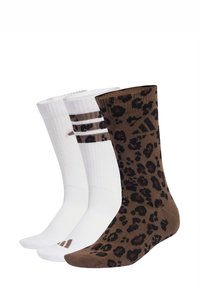 Tre par sokker: et helt hvidt med stribede detaljer, et helt hvidt, og et brunt med sort og bordeaux leopardmønster.