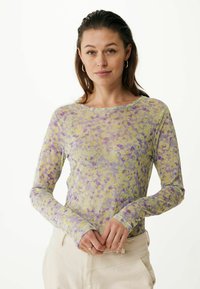 Dlouhý rukáv, lehký top s levandulovým a žlutým květinovým vzorem; kulatý výstřih; měkká textura; přiléhavý střih.