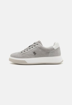 Grå semsket sneaker med hvite lærdetaljer, snøring, rund tå og en hvit gummisåle med teksturert grep.