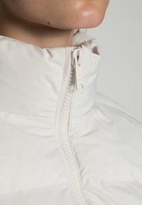 Weekday PROMIS SHORT PUFFER JACKET - Casaco de inverno - cream