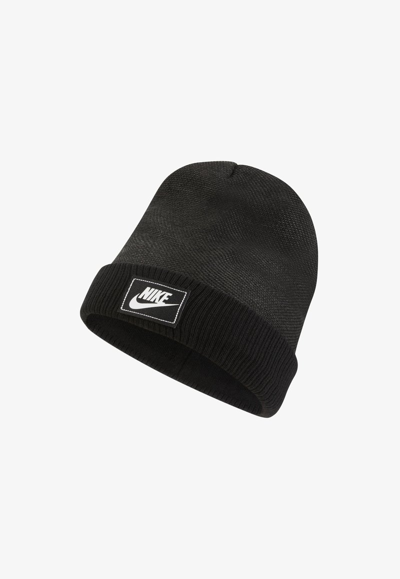 Bonnet en maille noire avec revers plié présentant un patch rectangulaire avec le logo Nike blanc et le swoosh à l'avant.