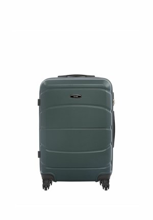 Ciemnozielona twarda walizka z czterema czarnymi obrotowymi kółkami i górnym uchwytem, stojąca pionowo na białym tle.