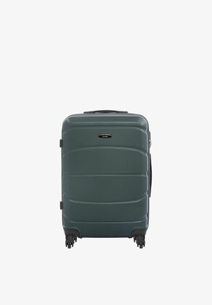 Ciemnozielona twarda walizka z czterema czarnymi obrotowymi kółkami i górnym uchwytem, stojąca pionowo na białym tle.