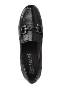 Mocasines de charol negro con un acabado texturizado y un acento de hardware metálico en la correa. Logo interior visible.