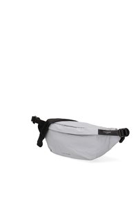 Marsupio in nylon grigio chiaro con una fascia regolabile nera e una fibbia, caratterizzato da un design elegante e arrotondato e una branding minimale sulla parte anteriore.