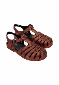 Czerwono-złote sandały z brokatem, z wycięciami, regulowanym paskiem i teksturowaną powierzchnią; płaska podeszwa z otwartym palcem i piętą.