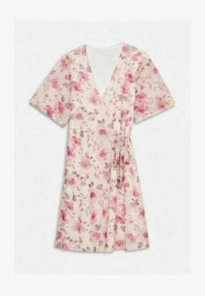 Vestido cruzado de flores en rosa claro, con mangas cortas, escote en V y detalle de cinturón lateral.