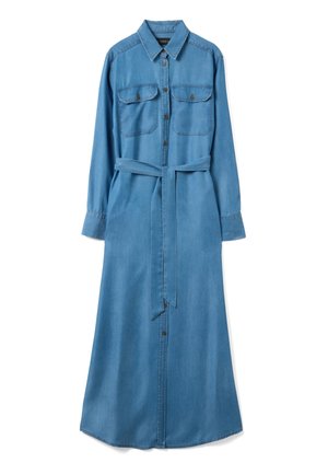 Lange lichtblauwe denim overhemdjurk met lange mouwen, knoopsluiting aan de voorkant, twee borstzakken en een bijpassende stoffen riem in de taille.