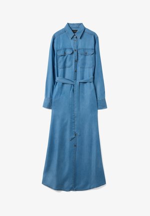 Vestito camicia lungo in denim azzurro chiaro con maniche lunghe, chiusura con bottoni sul davanti, due tasche sul petto e cintura in tessuto abbinata in vita.