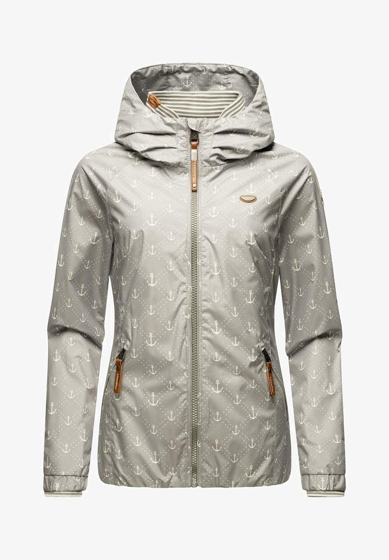 Veste à capuche gris clair avec motifs d’ancres blancs, fermeture éclair à l’avant et poches latérales zippées avec tirettes marron.