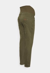 Calças de maternidade verde-azeitona com uma cintura ajustável e elástica, design de cinco bolsos, perna reta e tecido suave e liso em mistura de algodão.
