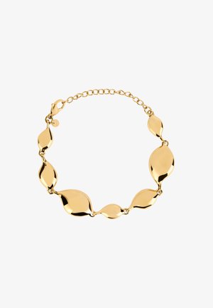 Gouden armband met langwerpige, bladvormige schakels met een gladde, glanzende oppervlakte, verbonden door kleine ringen en een karabijnsluiting.
