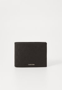 Portafoglio nero Calvin Klein con motivo in rilievo del logo, texture liscia, design pieghevole, branding dorato sulla parte anteriore inferiore, forma compatta.
