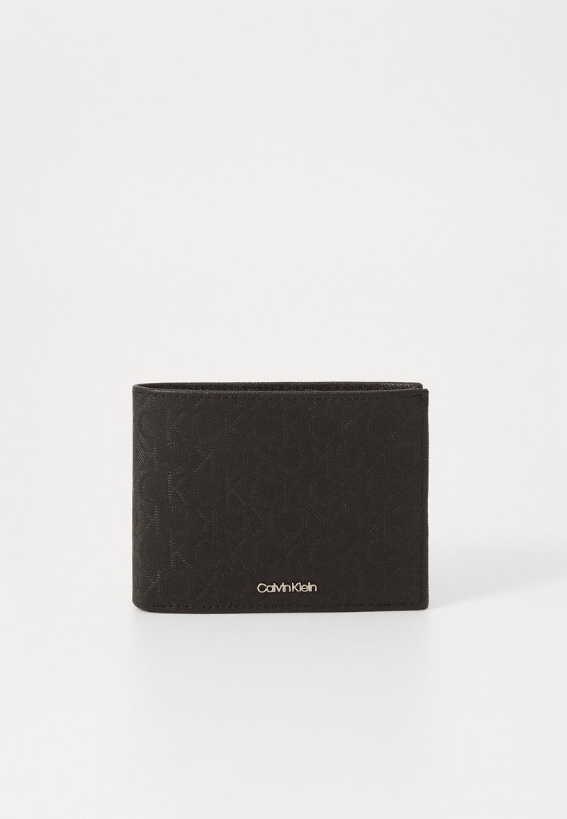 Portafoglio nero Calvin Klein con motivo in rilievo del logo, texture liscia, design pieghevole, branding dorato sulla parte anteriore inferiore, forma compatta.