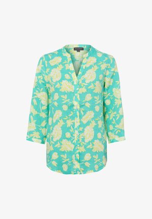 Turquoise knoopblouse met gele en witte bloemenprint, driekwartmouwen en een halslijn zonder kraag.