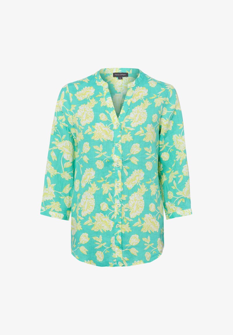 Blouse boutonnée turquoise avec imprimé floral jaune et blanc, manches trois-quarts et col sans col.