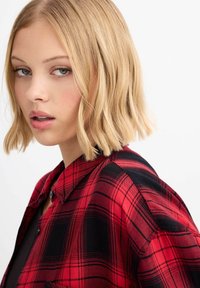 INSIDE DE CUADROS CON BOLSILLO - Blusa - rojo