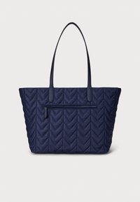 Granatowa pikowana torba na ramię z wzorem w jodełkę, podwójnymi solidnymi uchwytami oraz przednią kieszenią na zamek błyskawiczny do dodatkowego przechowywania.