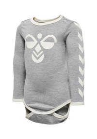 Grijze longsleeve bodysuit met witte grafische ontwerpen, voorzien van een ronde hals, drukknoopsluitingen en chevronaccenten op de mouwen. Zacht katoenmateriaal.