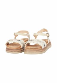 Sandali bianchi intrecciati con soletta imbottita, suola beige leggermente elevata e cinturino alla caviglia regolabile. Accenti decorativi in perline.
