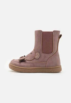 Bottine en suède rose avec panneau latéral élastique, joli design de nounours à l'avant, semelle en caoutchouc et accent texturé pailleté.