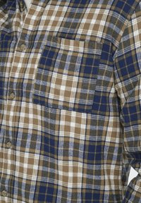 Männer Flanellhemd in braun, marineblau und weißem Karomuster. Mit Knopfleiste, Tasche auf der linken Brust, weichem Textur und kariertem Muster mit unterschiedlichen Größen.