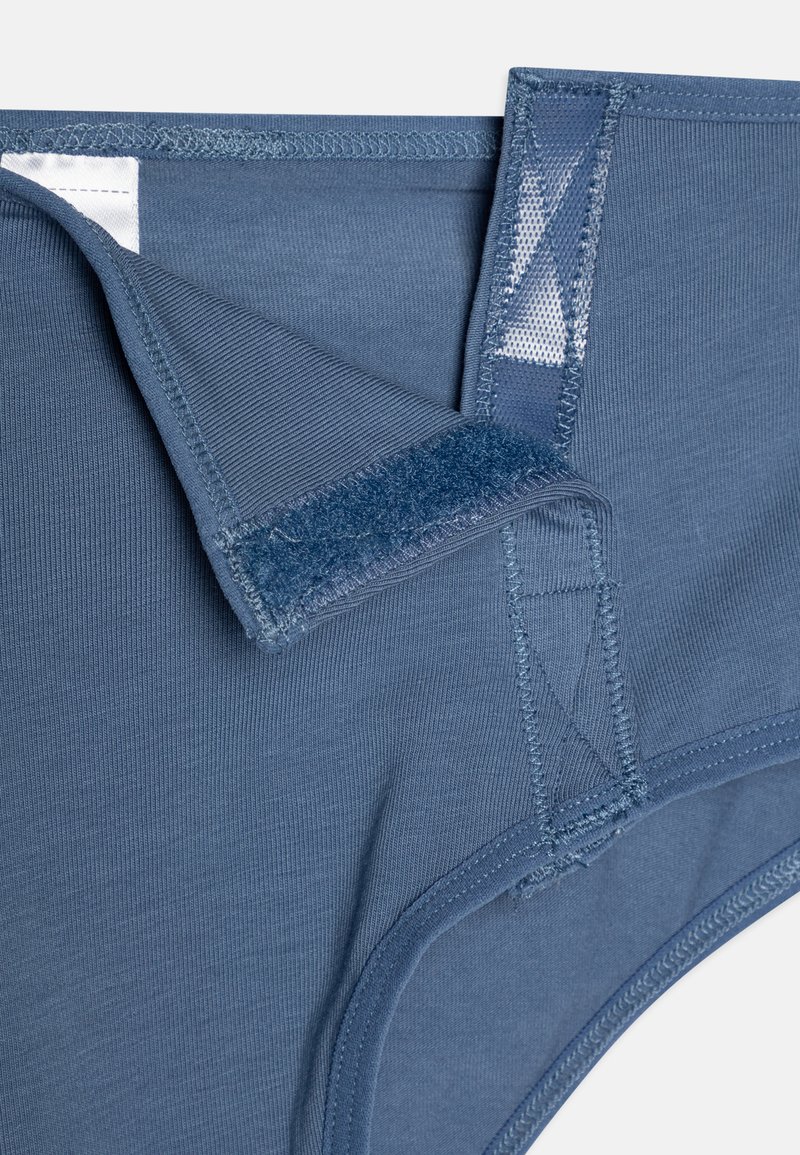 Sous-vêtements en coton bleu dotés d'une fermeture velcro texturée, de bords cousus et d'un tissu lisse et respirant avec une coupe moderne.