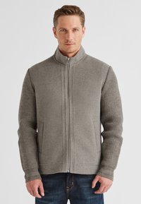 Grau geschnittener Reißverschlussjacke mit einem glatten Fleece-Körper und gerippten Ärmeln. Verfügt über seitliche Taschen und einen hohen Kragen für Wärme.