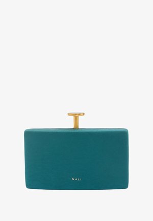 Teal rektangulær clutch lavet af blødt materiale, med guldfarvet hardware-lukning og logodetalje på fronten.