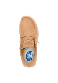 Scarpa in suede marrone chiaro con punta rotonda, design con lacci e suola in gomma bianca a contrasto; include una soletta imbottita etichettata "Hey Dude".