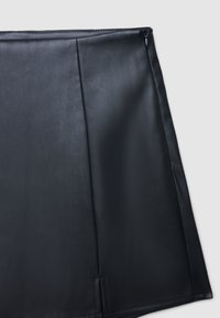 Schwarzer Lederminirock mit glatt-texturierter Oberfläche, seitlichem Reißverschluss und klaren Linien, geeignet für verschiedene Anlässe.