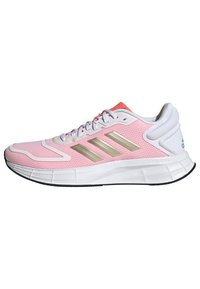 Scarpa sportiva con una tomaia in rete rosa, tre strisce metalliche dorate, accenti bianchi e una suola bianca leggera e testurizzata.